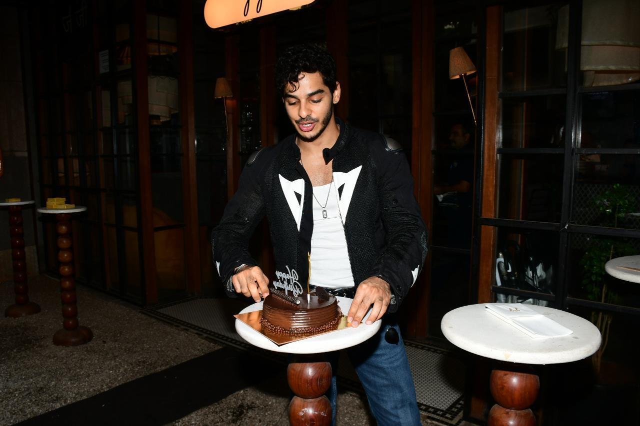 Ishaan Khatter was spotted outside a restaurant celebrating his birthday with the paparazzi. He looked dapper in black attire as he was clicked cutting cake.